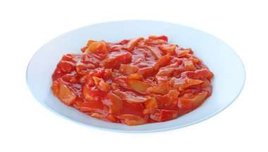 Lezzetli lecho beyaz kasede izole edilmiş.