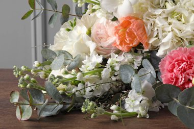 Ahşap masada güzel çiçekler, yakın plan.