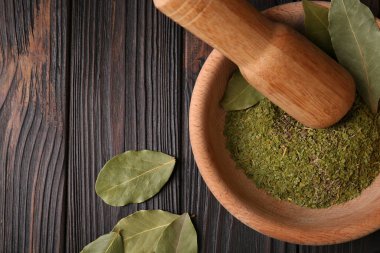 Havan topu, ahşap masa üzerinde aromatik defne yaprakları, düz yatıyordu.