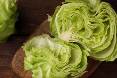 Tahtada taze buzdağı kıvrımlı marul kafası, tahta masa, düz uzanmış