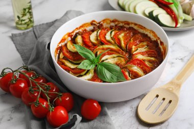 Lezzetli ratatouille ve beyaz mermer masa malzemeleri.