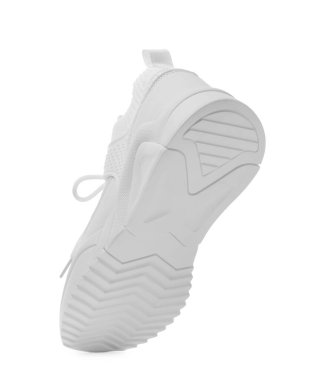 Beyazda izole edilmiş şık bir spor ayakkabı.