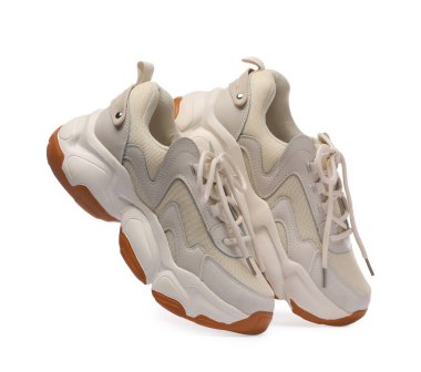 Beyazlar üzerinde izole edilmiş şık spor ayakkabılar.