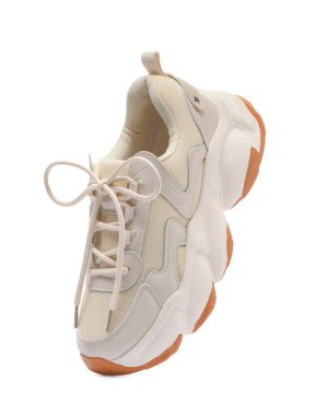 Beyazda izole edilmiş şık bir spor ayakkabı.