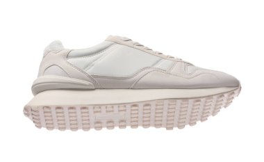 Beyazda izole edilmiş şık bir spor ayakkabı.