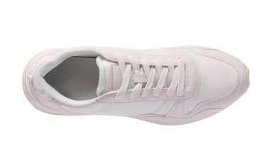 Beyazda izole edilmiş şık bir spor ayakkabı.