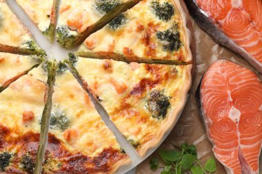 Lezzetli ev yapımı kiş ve malzemeler masada, düz yerde.