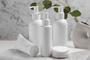 Mermer masa üzerinde farklı yüz temizleme ürünleri ve pamuk pedleri