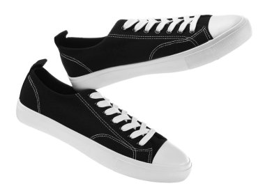 Beyazlara izole edilmiş siyah eski moda spor ayakkabılar.