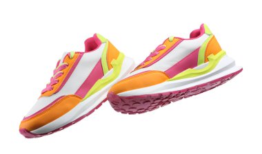 Bir çift şık renkli spor ayakkabısı beyaza izole edilmiş.