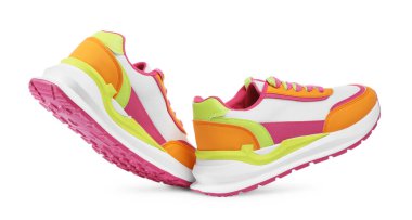 Bir çift şık renkli spor ayakkabısı beyaza izole edilmiş.