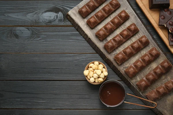 Composition Plate Avec Des Barres Chocolat Sucrées Savoureuses Des Noix — Photo
