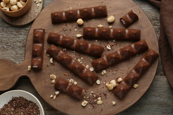 Sabrosas Barras Chocolate Con Nueces Mesa Madera Puesta Plana — Foto de Stock