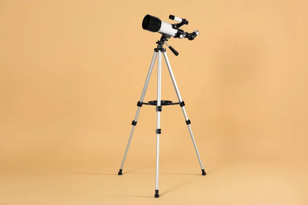 Tripod Modern Teleszkóppal Bézs Alapon — Stock Fotó