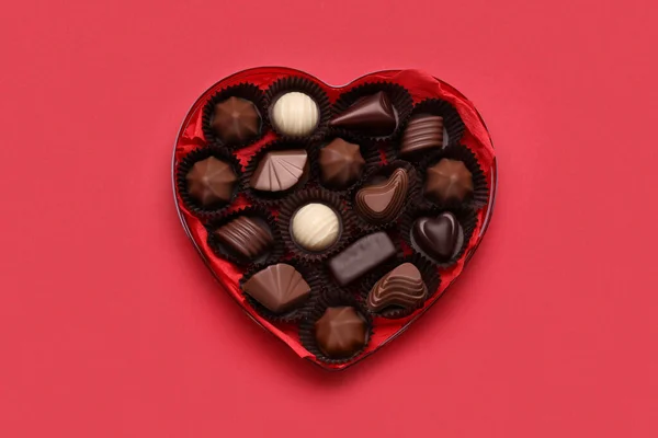 Caixa Forma Coração Com Deliciosos Doces Chocolate Fundo Vermelho Vista — Fotografia de Stock