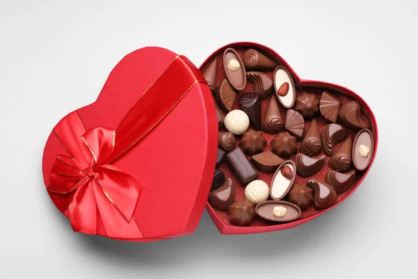 Caja Forma Corazón Con Deliciosos Caramelos Chocolate Sobre Fondo Blanco — Foto de Stock