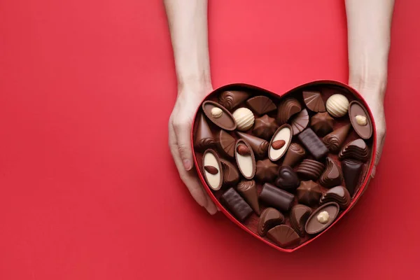 Kvinna Som Håller Hjärtformade Rutan Med Läckra Choklad Godis Röd — Stockfoto