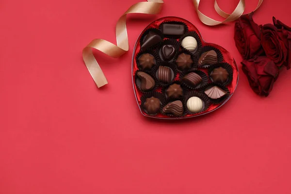 Caixa Forma Coração Com Deliciosos Doces Chocolate Rosas Fita Fundo — Fotografia de Stock
