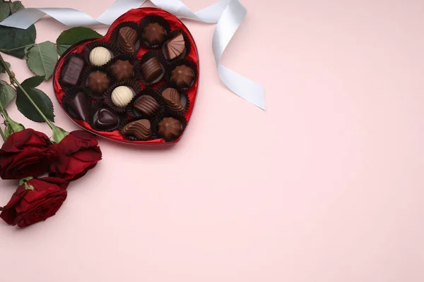 心形盒子 有美味的巧克力糖果 玫瑰和粉色背景的缎带 案文的篇幅 — 图库照片