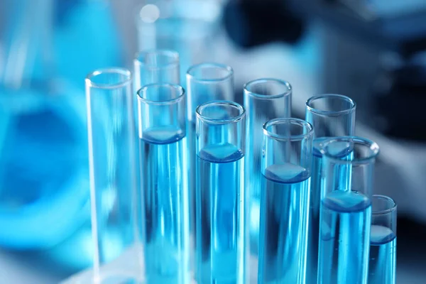 Laboratuvarda Açık Mavi Sıvıyla Test Tüpleri Yakın Plan — Stok fotoğraf