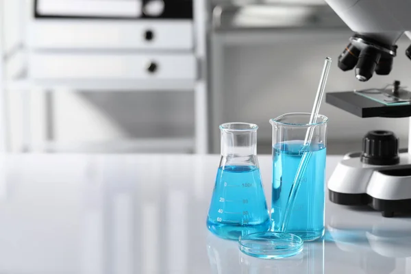 Різний Лабораторний Посуд Світло Блакитною Рідиною Біля Мікроскопа Столі Простір — стокове фото