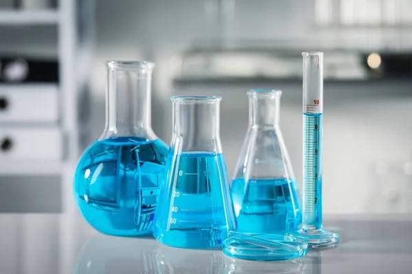 Vidros Diferentes Com Líquido Azul Claro Mesa Laboratório — Fotografia de Stock
