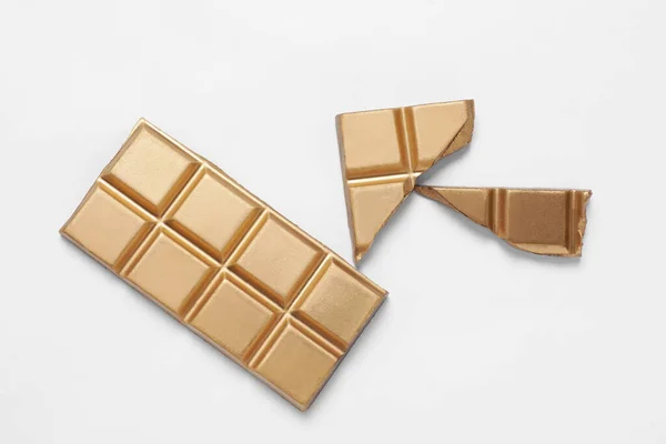 Barra Chocolate Dourado Brilhante Fundo Branco Vista Superior — Fotografia de Stock