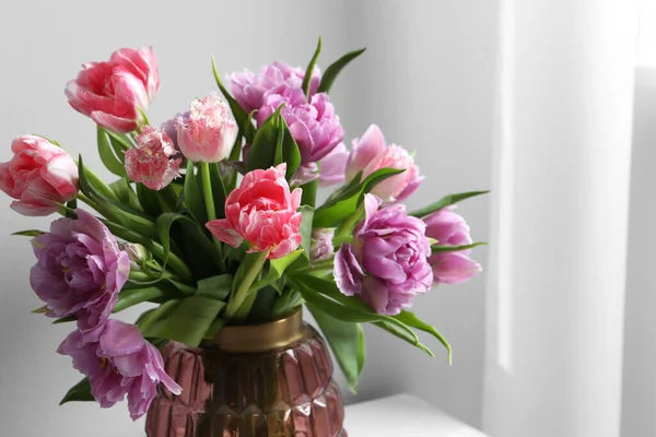 Gyönyörű Csokor Színes Tulipán Virágok Beltérben Közelkép Szöveg Helye — Stock Fotó