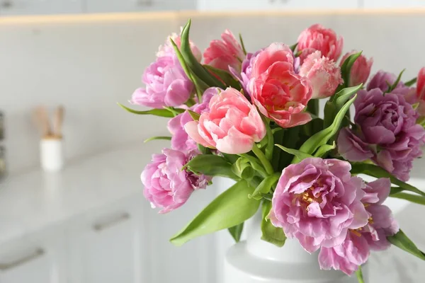 Гарний Букет Різнокольорових Квітів Тюльпанів Приміщенні Крупним Планом Простір Тексту — стокове фото