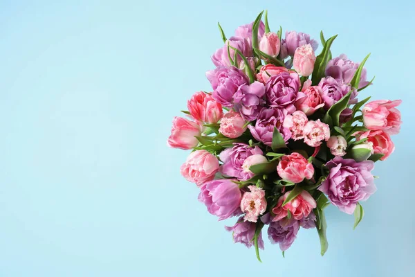 Красивий Букет Різнокольорових Квітів Тюльпанів Світло Блакитному Тлі Вид Зверху — стокове фото
