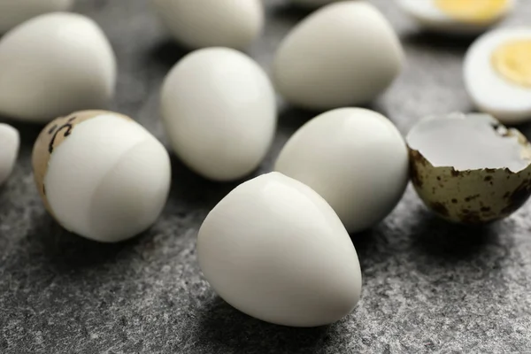 Huevos Codorniz Duros Pelados Sobre Mesa Gris Primer Plano — Foto de Stock