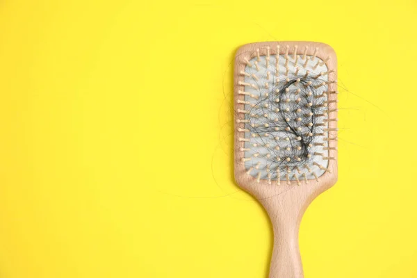 Sikat Kayu Dengan Rambut Yang Hilang Pada Latar Belakang Kuning — Stok Foto