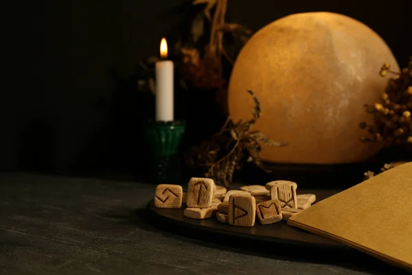 木製のランと黒のテーブルの上の古い本と構成 — ストック写真