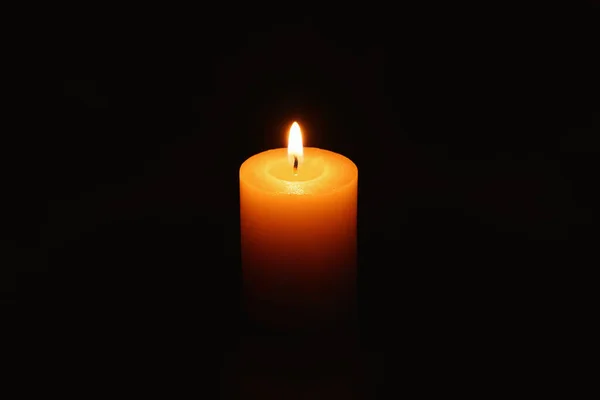 Ένα Κερί Που Καίγεται Μαύρο Φόντο — Φωτογραφία Αρχείου