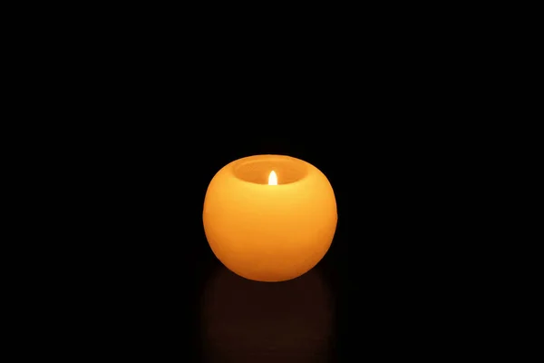 Eine Runde Brennende Kerze Auf Schwarzem Hintergrund — Stockfoto