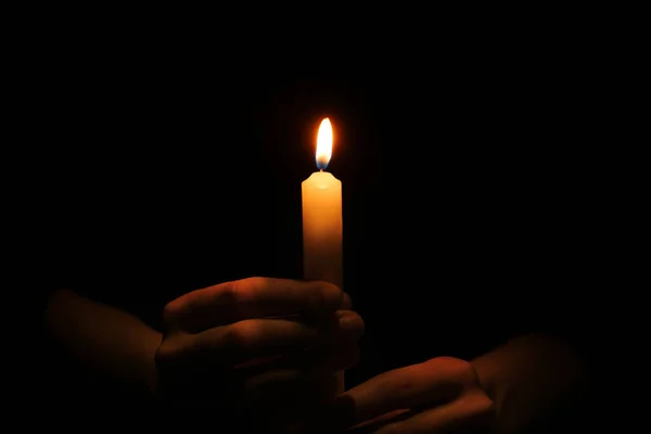 Frau Hält Brennende Kerze Händen Auf Schwarzem Hintergrund Nahaufnahme — Stockfoto
