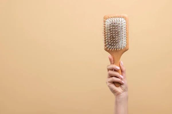 Wanita Memegang Sikat Dengan Rambut Yang Hilang Pada Latar Belakang — Stok Foto