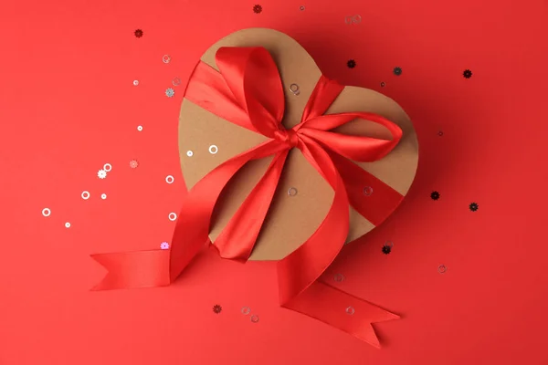 Caixa Presente Forma Coração Bonito Com Arco Confete Fundo Vermelho — Fotografia de Stock