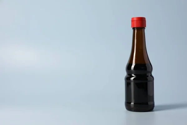 Flasche Mit Sojasauce Auf Hellgrauem Hintergrund Platz Für Text — Stockfoto