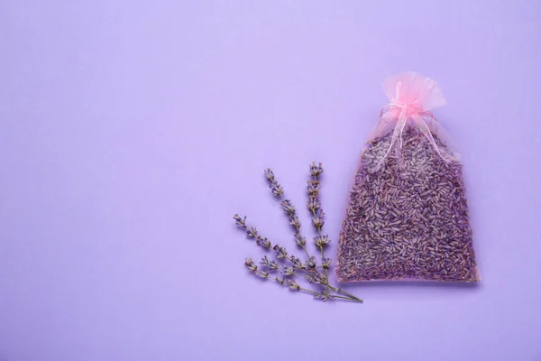 Duftbeutel Mit Getrockneten Lavendelblüten Auf Fliederfarbenem Hintergrund Flach Liegend Raum — Stockfoto