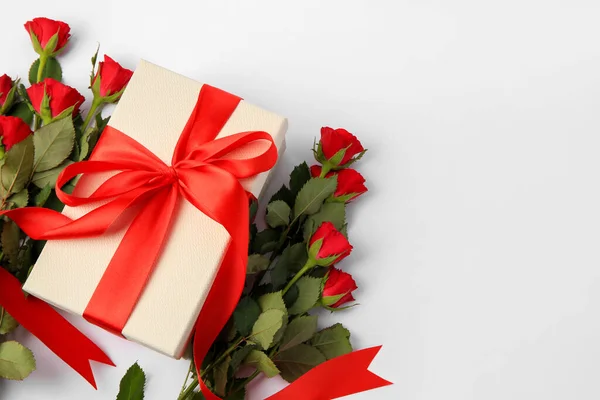 Όμορφο Κουτί Δώρου Τόξο Και Κόκκινα Τριαντάφυλλα Λευκό Φόντο Επίπεδη — Φωτογραφία Αρχείου