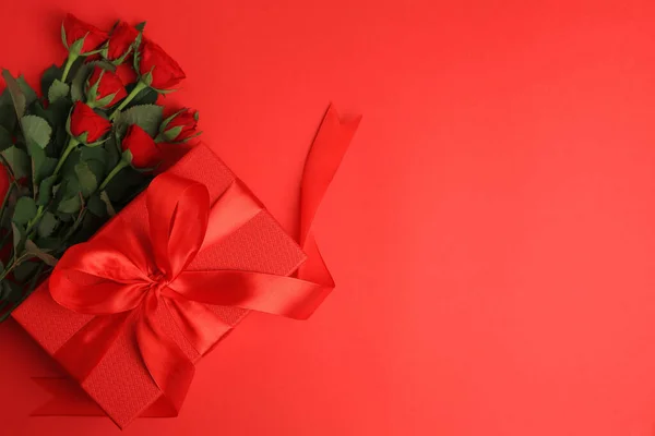 Schöne Geschenkschachtel Mit Schleife Und Rosen Auf Rotem Hintergrund Flach — Stockfoto