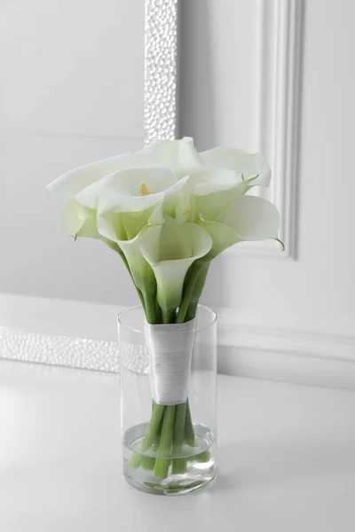 Schöne Calla Lilie Blumen Mit Band Glasvase Auf Weißem Tisch — Stockfoto