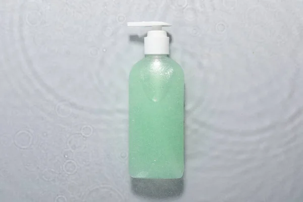 Flaska Med Ansiktsrengöringsmedel Vatten Mot Ljusgrå Bakgrund Ovanifrån — Stockfoto