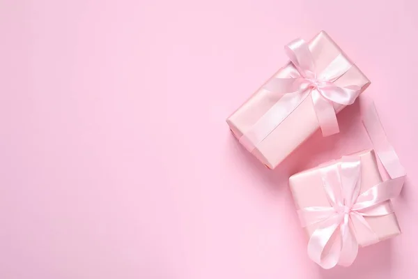 Prachtige Geschenkdozen Roze Achtergrond Plat Gelegd Ruimte Voor Tekst — Stockfoto