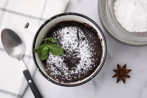 Leckere Schokoladentasse Auf Weißem Marmortisch Flach Gelegt Mikrowellen Kuchen Rezept — Stockfoto