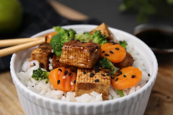 Bol Riz Avec Tofu Frit Brocoli Carottes Sur Planche Bois — Photo