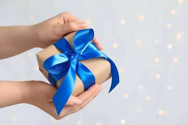 Femme Tenant Boîte Cadeau Avec Arc Bleu Contre Les Lumières — Photo