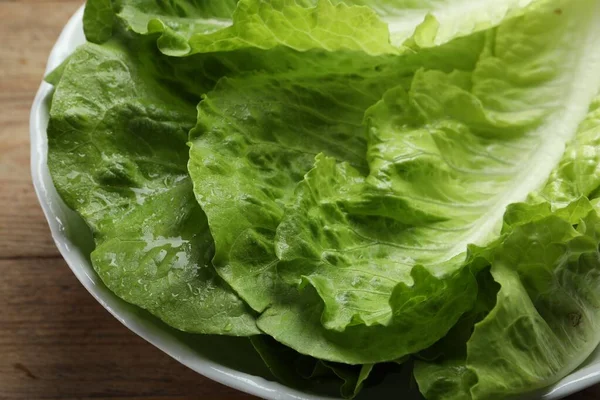 Bowl Tuoreet Lehdet Vihreää Roomalaista Salaattia Puupöydällä Lähikuva — kuvapankkivalokuva