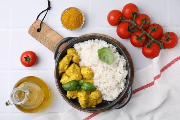 Köstlicher Reis Huhn Mit Currysoße Und Produkten Auf Weißem Kacheltisch — Stockfoto